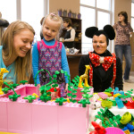 Kopā ar mazajiem bija gan Lego meitenes, gan jautrā Minnija!
