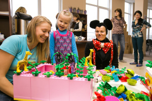 Kopā ar mazajiem bija gan Lego meitenes, gan jautrā Minnija!