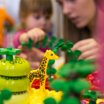 Mazās meitenes priecājās par dažādiem Lego zvēriem, bet mazie puiši nodevās Lego vilcieniņu spēlēm
