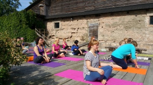 Pirmo nometnes rītu sākam ar jogas nodarbību kopā ar jogas, Cigun pasniedzēju Janu Jozēnu