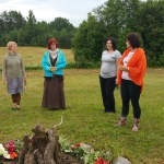 Pēc sievišķības meditācijas visas devāmies uz tuvējo pakalnu, lai piedzīvotu spēcīgo kopābūšanu Ziedu uguns rituālā