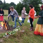 Pēc sievišķības meditācijas visas devāmies uz tuvējo pakalnu, lai piedzīvotu spēcīgo kopābūšanu Ziedu uguns rituālā