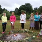 Pēc sievišķības meditācijas visas devāmies uz tuvējo pakalnu, lai piedzīvotu spēcīgo kopābūšanu Ziedu uguns rituālā
