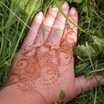 Hennas zīmējumi tagad rotā gandrīz visas nometnes dalībnieces!